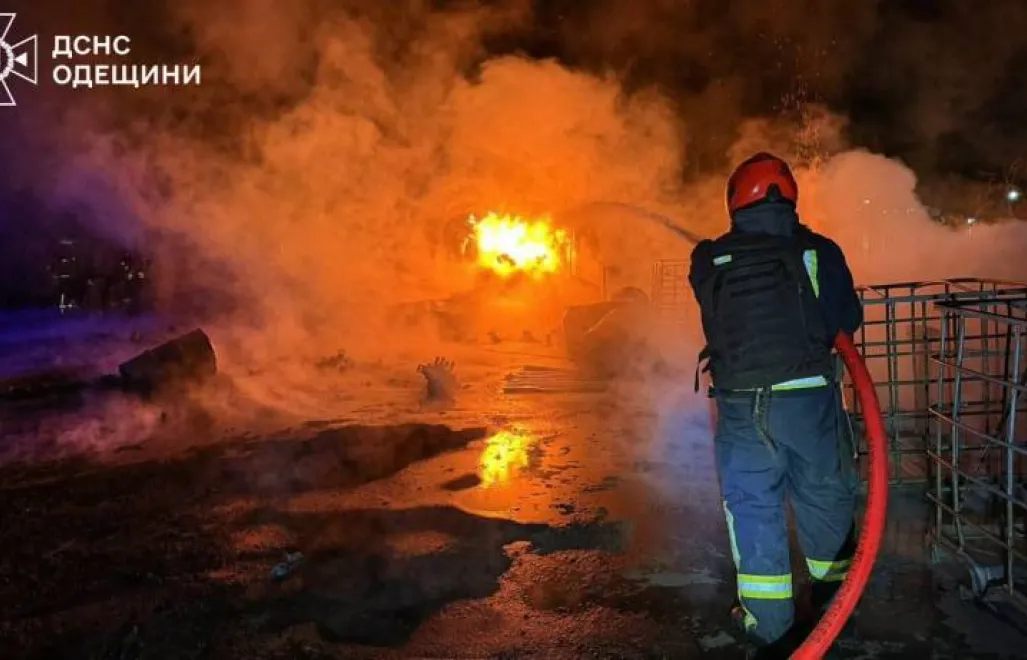 Тушение пожара на месте россйиского удара по портовой инфраструктуре в Одесской области. Fot. ДСНС Одещини
