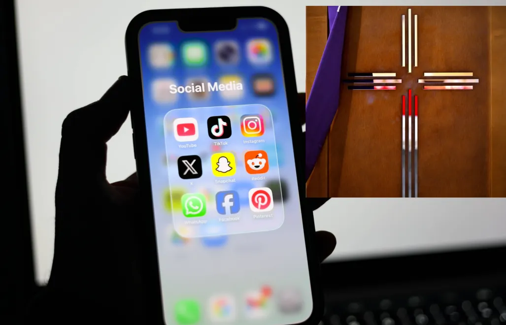 Smarfon, konfesjonał. Zdj. ilustracyjne. Fot. PAP/Przemysław Piątkowski/ EPA/ADAM VAUGHAN 