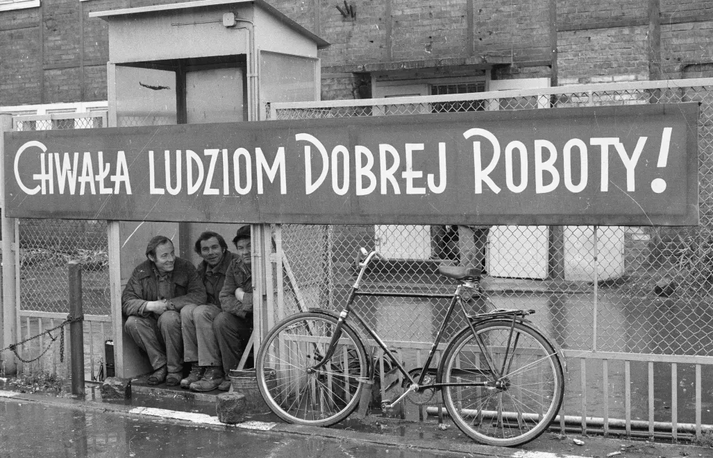 Gdańsk 22.08.1980. Strajk w Stoczni im. Lenina. Robotnicy i rower. Fot. PAP/Maciej Billewicz