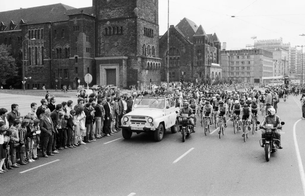  39. Wyścig Pokoju wyruszył z Kijowa. Około miesiąca wcześniej doszło do katastrofy elektrowni atomowej w Czarnobylu. Fot. PAP/Jerzy Undro