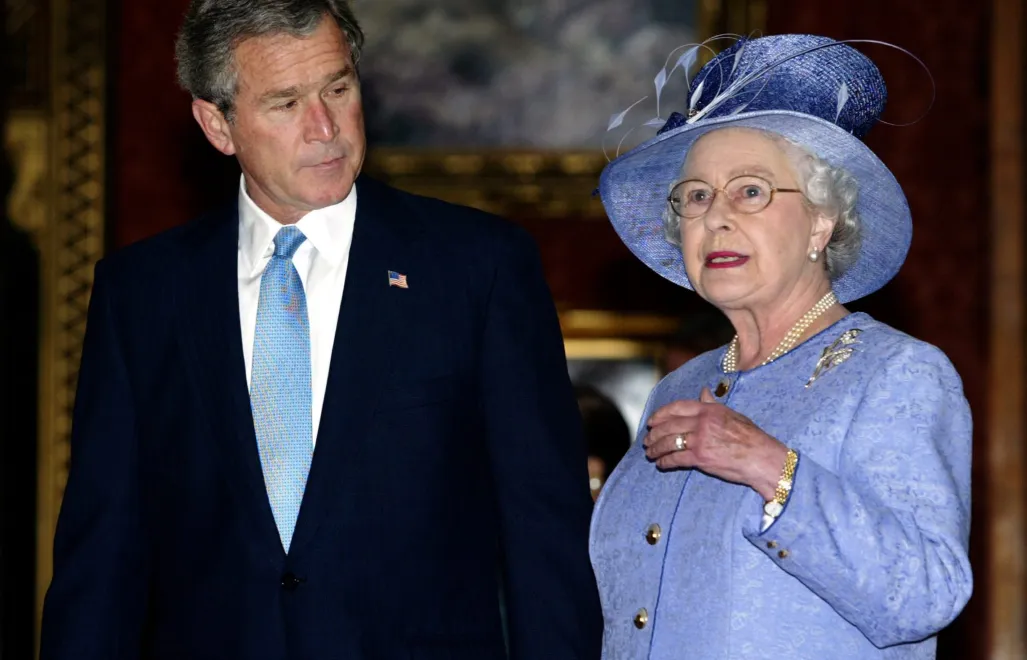 2003 r. George Bush i Elżbieta II. Fot. EPA/Joe Marquette