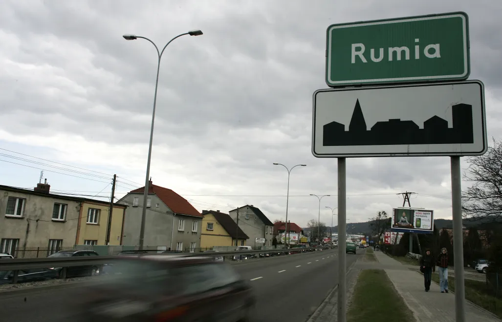 Rumia, tablica z nazwą miasta. Fot. PAP/Adam Warżawa