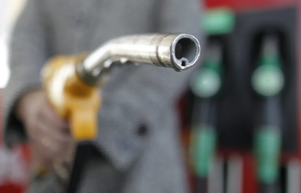 Stacja paliw. Fot. PAP/EPA/GUILLAUME HORCAJUELO