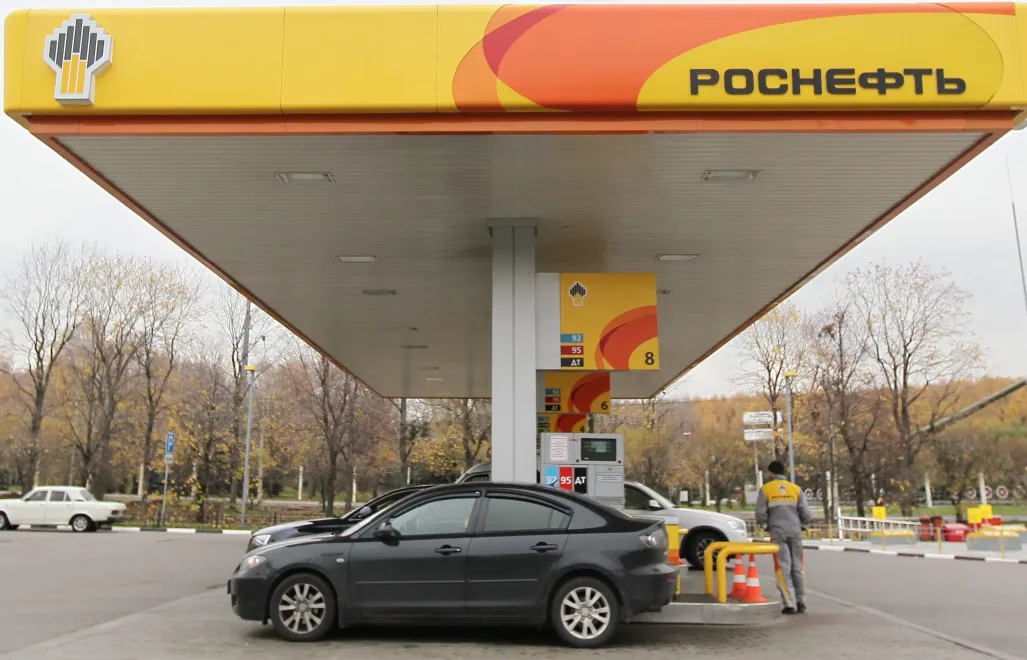 Rosyjska stacja benzynowa (zdjęcie ilustracyjne). Fot. EPA/SERGEI ILNITSKY