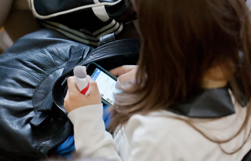 Nastolatka ze smartfonem Fot. PAP/Lech Muszyński