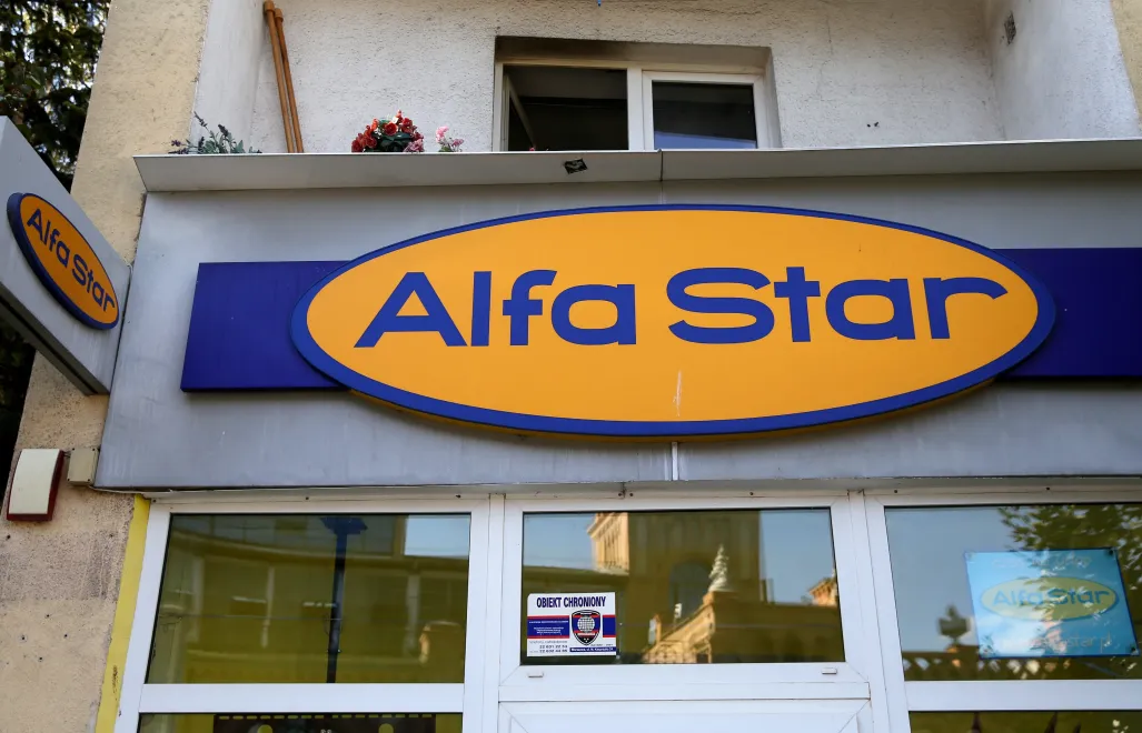 Salon firmowy biura podróży Alfa Star w Warszawie. Fot. PAP/Tomasz Gzell 