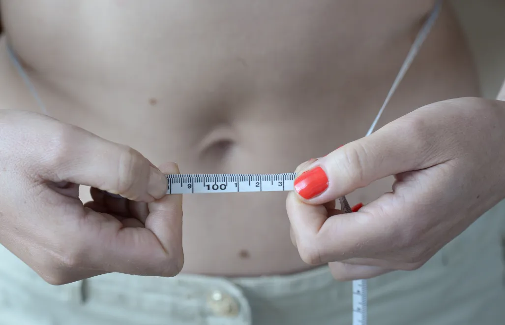 Mierzenie talii centymetrem Fot. PAP/Archiwum Turczyk