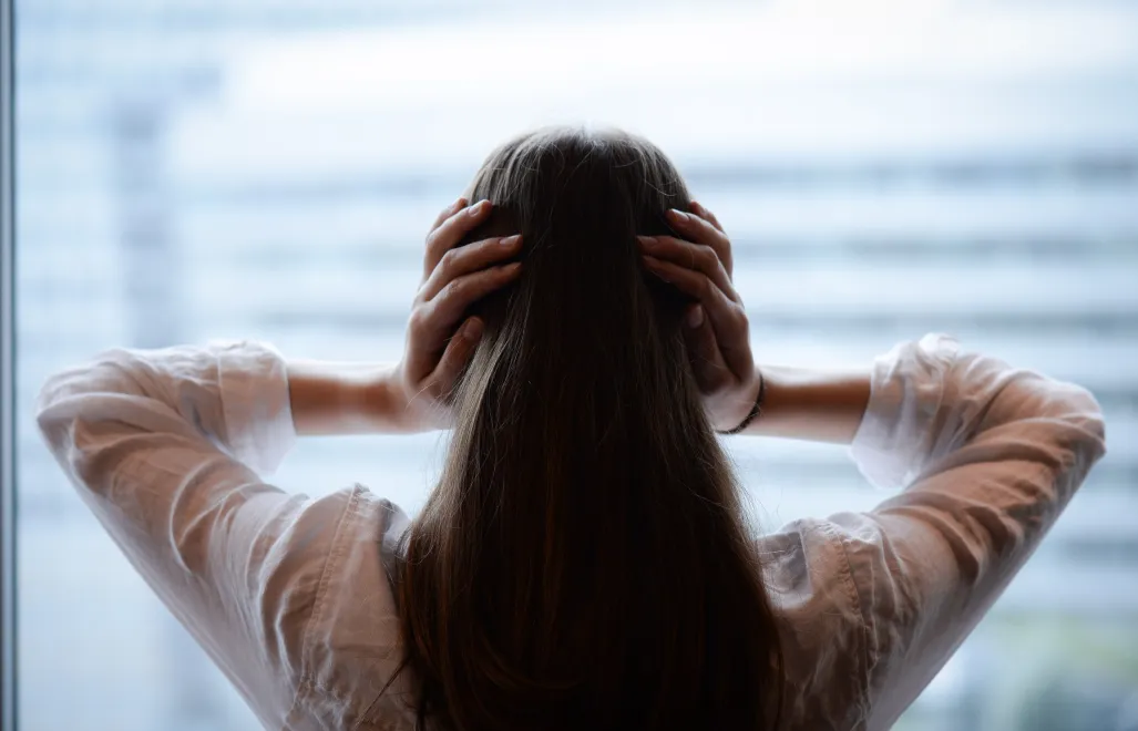 Kobieta zakrywa uszy dłońmi. Zdj. ilustracyjne. Fot. PAP/Jacek Turczyk 