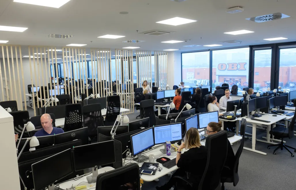 Praca w biurze. Fot. PAP/Jakub Kaczmarczyk