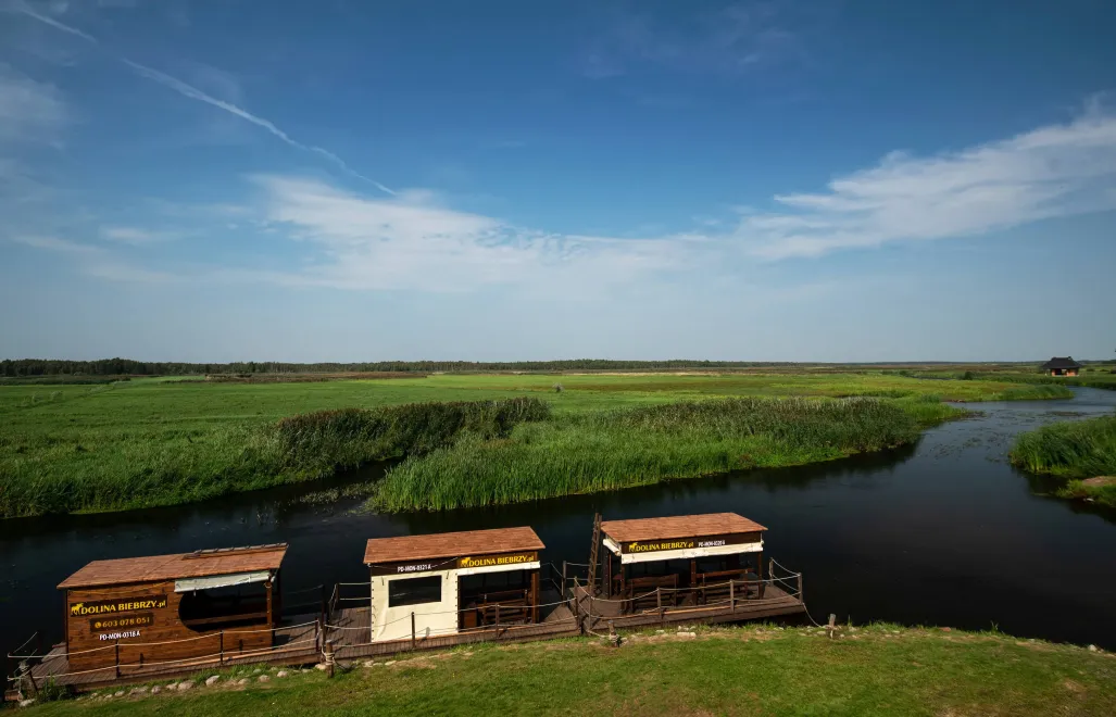 Tratwy dla turystów na rzece Biebrzy w Biebrzańskim Parku Narodowym we Wroceniu. Fot. PAP/Michał Zieliński