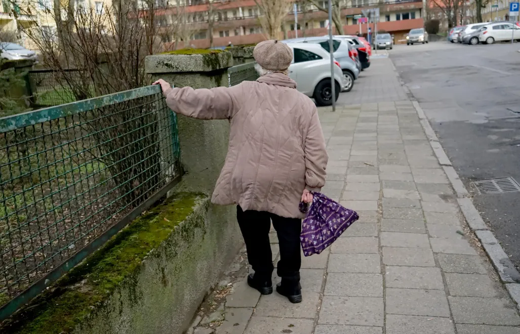 Starsza kobieta. Zdj. ilustracyjne. Fot. PAP/Marcin Bielecki