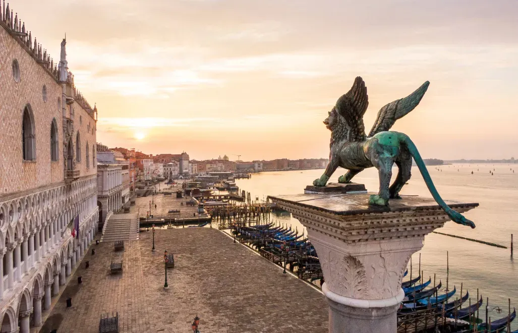 Widok na nabrzeże Riva degli Schiavoni na placu Piazza San Marco, fot. PAP/EPA/ANSA/FABIO MUZZI