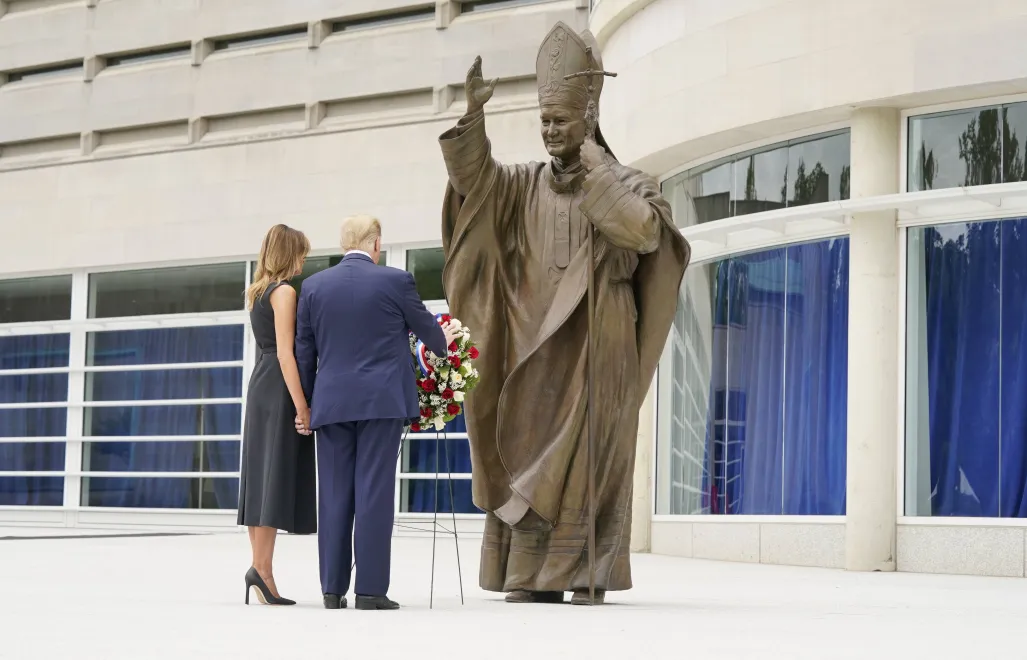 Donald i Melania  Trump w Narodowym Sanktuarium Świętego Jana Pawła II w Waszyngtonie ( czerwca 2020 r.) Fot. PAP/EPA/	CHRIS KLEPONIS / POOL