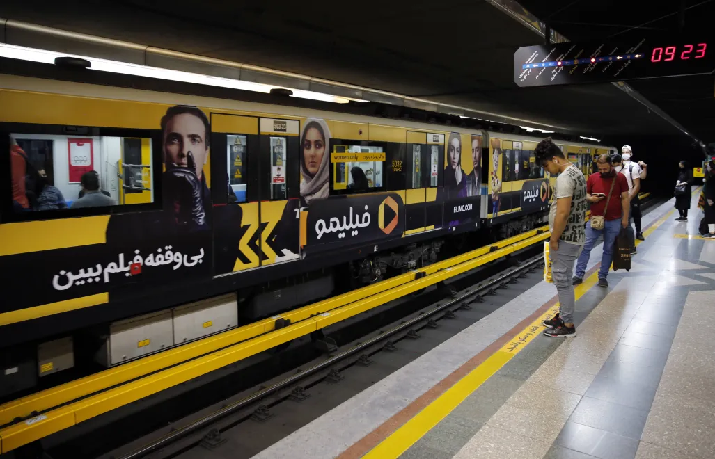 Pociąg metra w Teheranie Fot. PAP/EPA/ABEDIN TAHERKENAREH