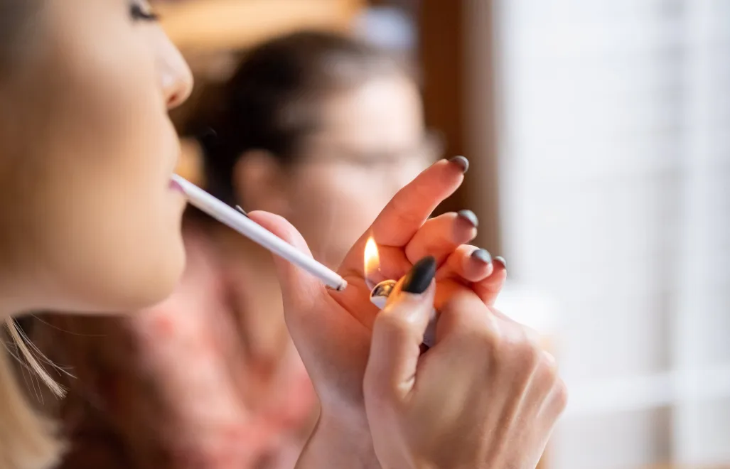 Kobieta paląca papierosa. Fot. PAP/Archiwum Kalbar