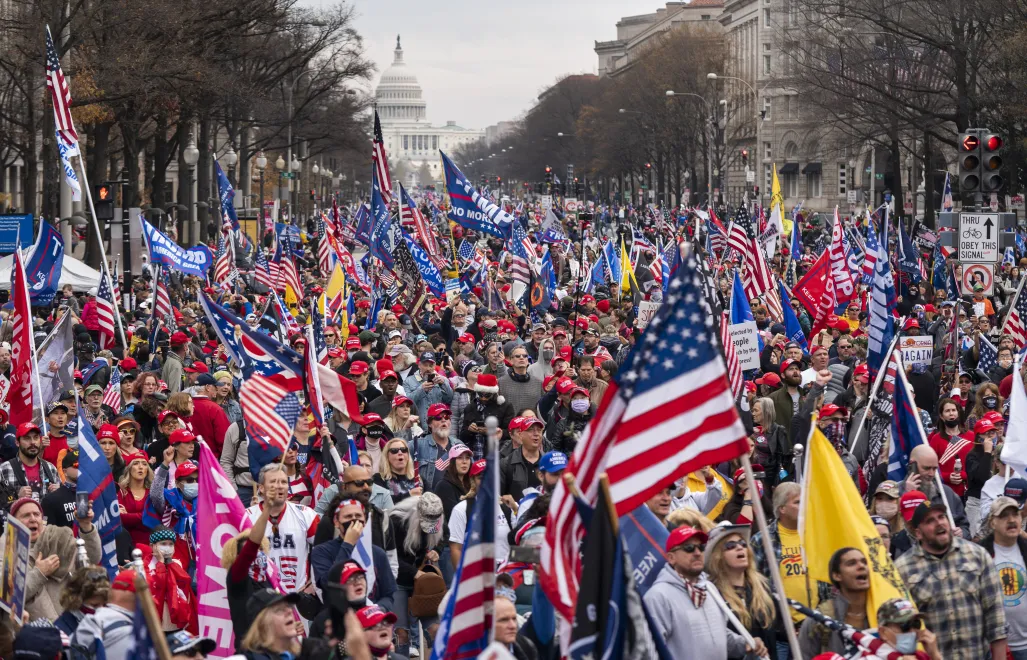 Członkowie ruchu MAGA w Waszyngtonie. Fot. PAP/EPA/JIM LO SCALZO 