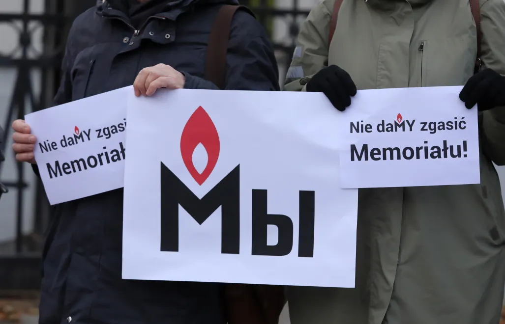 Warszawa, 21.11.2021. Protest w obronie stowarzyszenia „Memoriał” pod Ambasadą Federacji Rosyjskiej Fot. PAP/Tomasz Gzell