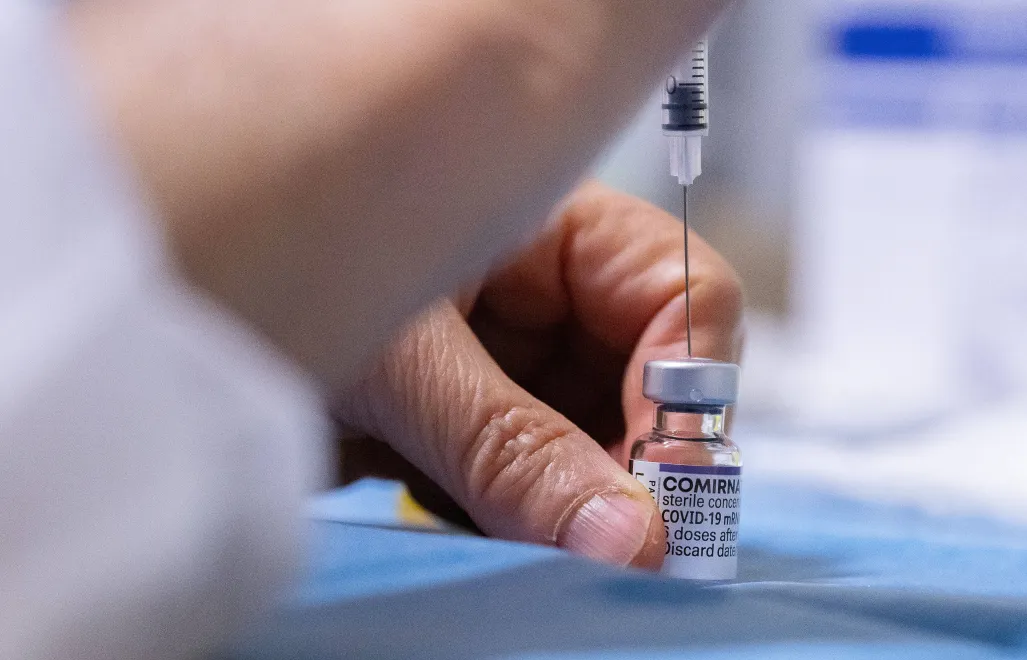 Szczepionka COVID-19. Fot. PAP/EPA/CAROLINE BLUMBERG