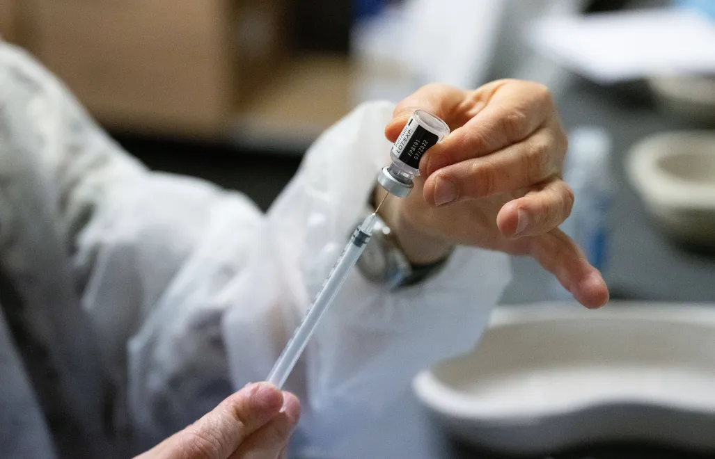 Szczepionka przeciwko COVID-19. Fot. PAP/EPA/CAROLINE BLUMBERG