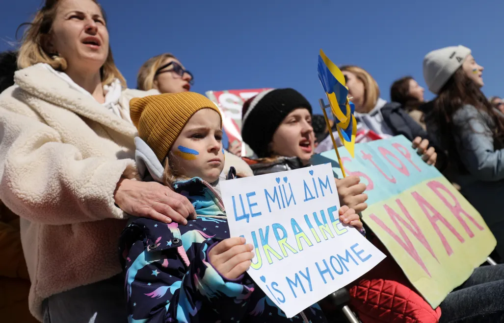 Українки з дітьми на протесті проти агресивної війни Росії в Україні. Варшава, Польща.  Фотоілюстрація. 18 березня 2026 р. Fot. PAP/Paweł Supernak