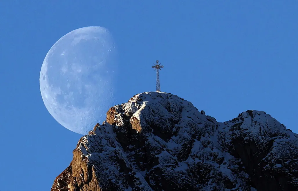 Krzyż na Giewoncie, fot. PAP/Grzegorz Momot