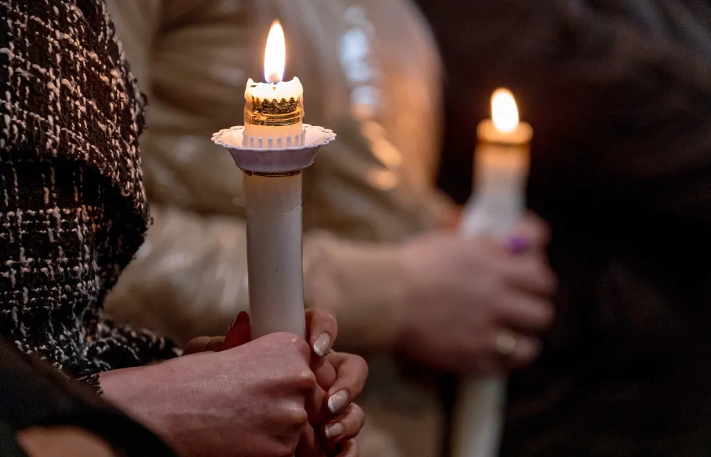 Wierni podczas liturgii Wigilii Paschalnej Fot. PAP/Paweł Jaskółka