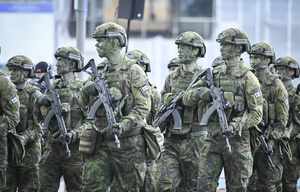 Финские военные дефилируют во время парада на честь Дня государственного флага. Fot. PAP/EPA/KIMMO BRANDT