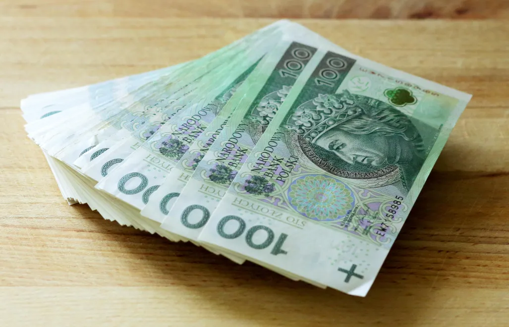 Banknoty stuzłotowe Fot. PAP/Tomasz Waszczuk