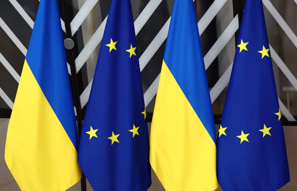 Флаги ЕС и Украины. Fot. PAP/EPA/STEPHANIE LECOCQ