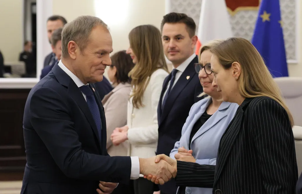 Premier Donald Tusk (L), minister klimatu i środowiska Paulina Hennig-Kloska (2P) oraz minister funduszy i polityki regionalnej Katarzyna Pełczyńska-Nałęcz, fot. PAP/Paweł Supernak