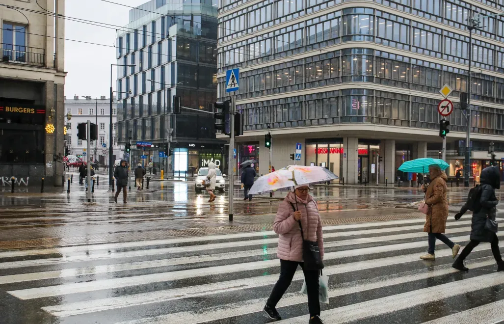 Deszczowe ulice Warszawy, zdjęcie ilustracyjne, fot. PAP/Albert Zawada
