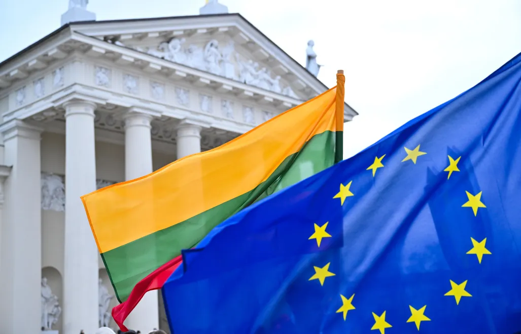 Прапори Литви та ЄС. Фотоілюстрація. Fot. PAP/Valdemar Doveiko