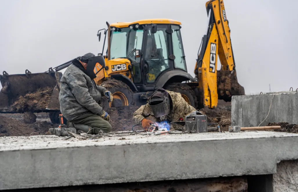 Будівництво польових укріплень у Харківській області. Фотоілюстрація. Fot. PAP/Mykola Kalyeniak