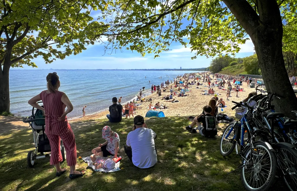 Majowy weekend na plaży w Gdyni Orłowo. Zdj. Ilustracyjne. Fot. PAP/Jerzy Ochoński