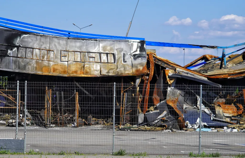 Zniszczdenia po rosyjskim ataku na Nikopol w 2024 r. Fot. PAP/Alena Solomonova