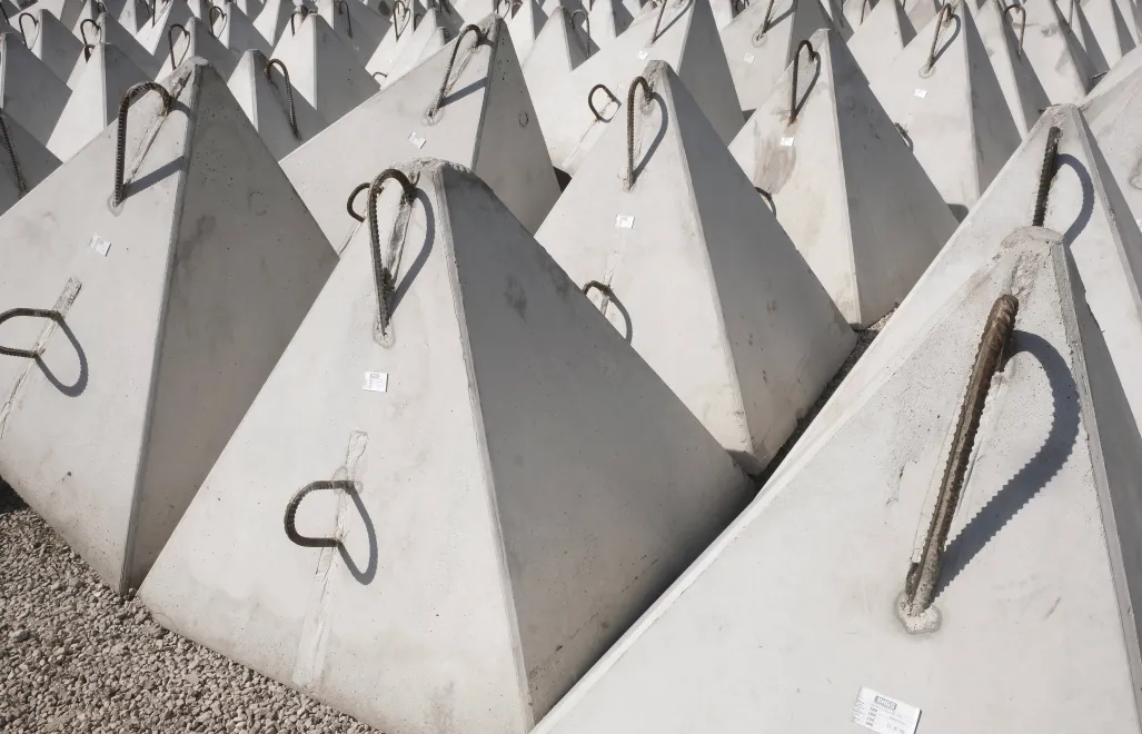 Противотанковые заграждения, известные как "зубы дракона". Fot. PAP/EPA/	VALDA KALNINA (фотоиллюстрация)