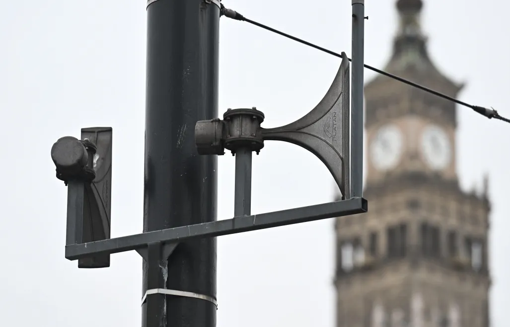 Сирени тривоги в центрі Варшави, фотоілюстрація. Fot. PAP/Radek Pietruszka