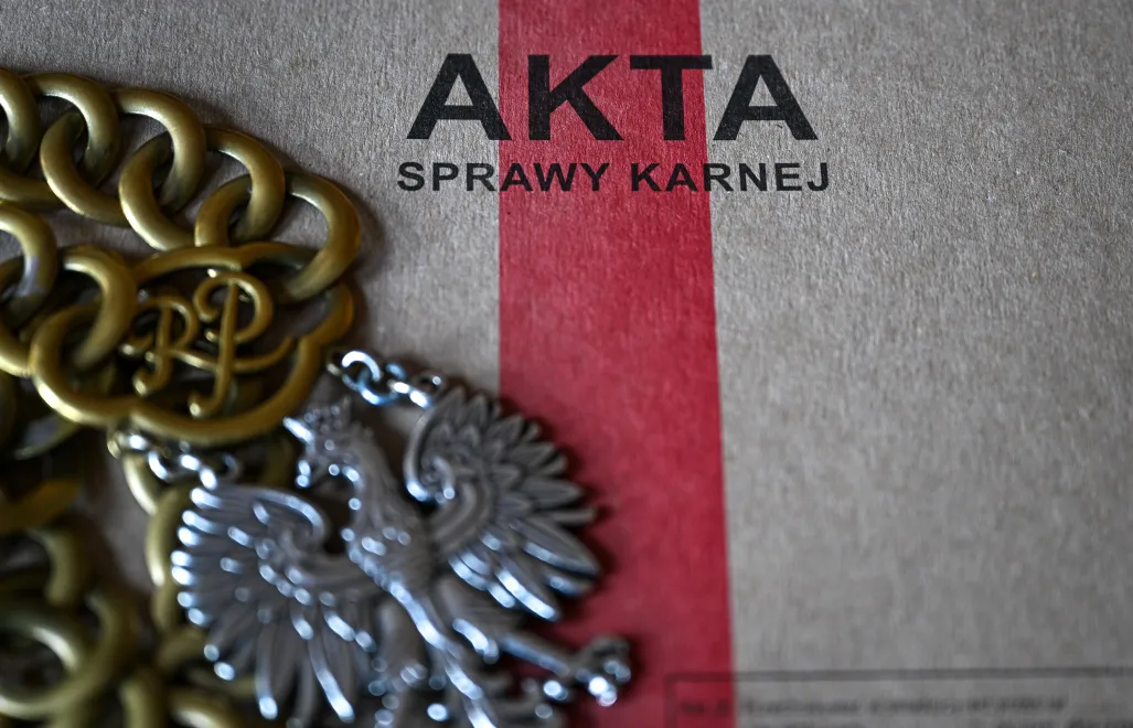 Łańcuch sędziowski i akta sprawy karnej. Zdj. ilustracyjne. Fot. PAP/Darek Delmanowicz