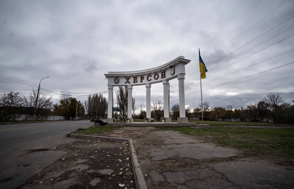Стелла "Ворота Херсона" перед в’їздом у місто. Фотоілюстрація. Fot. PAP/EPA/MARIA SENOVILLA