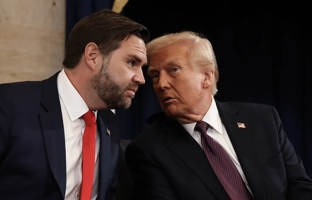 Wiceprezydent USA J.D. Vance i prezydent USA Donald Trump. Fot. PAP/EPA/CHIP SOMODEVILLA / POOL 