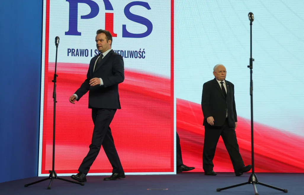 Prezes PiS Jarosław Kaczyński i rzecznik partii Rafał Bochenek. Fot. PAP/	Szymon Pulcyn