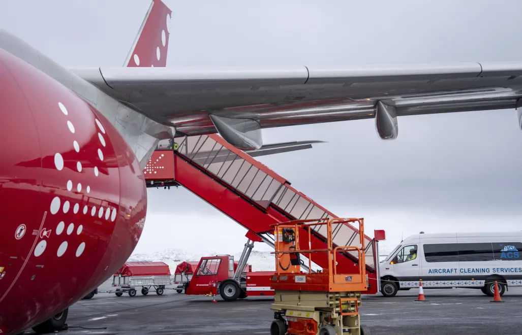 Samolot na lotnisku w Nuuk, zdjęcie ilustracyjne, fot. PAP/EPA/RITZAU SCANPIX/MADS CLAUS RASMUSSEN