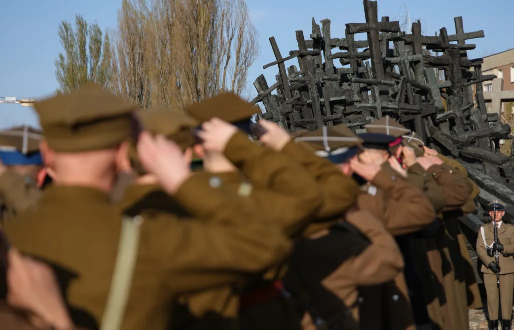 Uczestnicy XVIII Katyńskiego Marszu Cieni przed pomnikiem Poległym i Pomordowanym na Wschodzie. Fot. PAP/	Rafał Guz