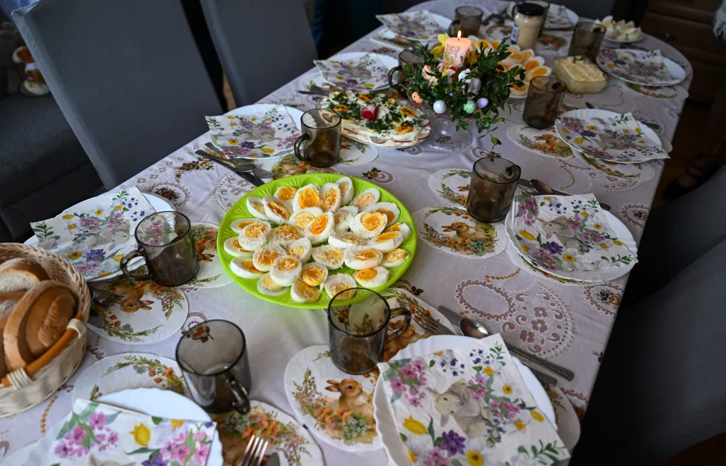 Śniadanie wielkanocne. Fot. PAP/Darek Delmanowicz