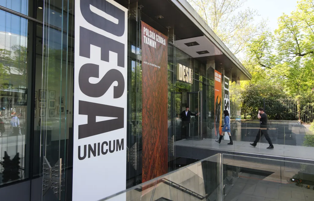 Salon DESA Unicum w Warszawie. Fot. PAP/Rafał Guz