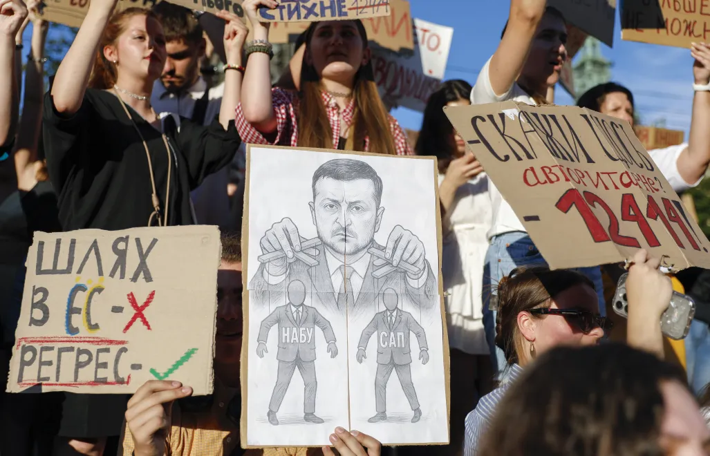 Протест проти обмеження автономії українських антикорупційних органів, яке почалося після оприлюднення перших повідомлень про операцію "Мідас". Fot. PAP/EPA/MYKOLA TYS