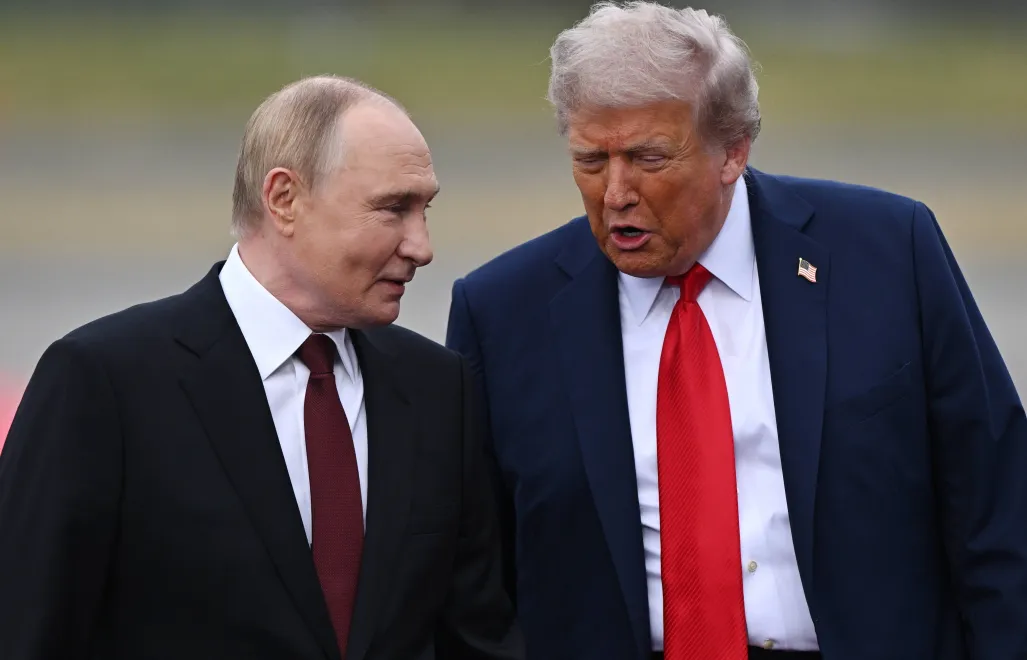 Президент США Дональд Трамп (праворуч) вітає президента Росії Володимира Путіна під час їхньої зустрічі для проведення переговорів на базі "Елмендорф-Річардсон" в Анкориджі, штат Аляска, США, 15 серпня 2025 року. Fot. PAP/EPA/SERGEY BOBYLEV/SPUTNIK/KREMLIN POOL / POOL