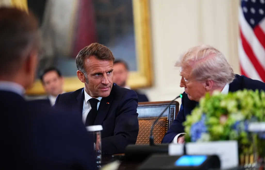 Emmanuel Macron i Donald Trump. Fot. PAP/EPA/AARON SCHWARTZ / POOL