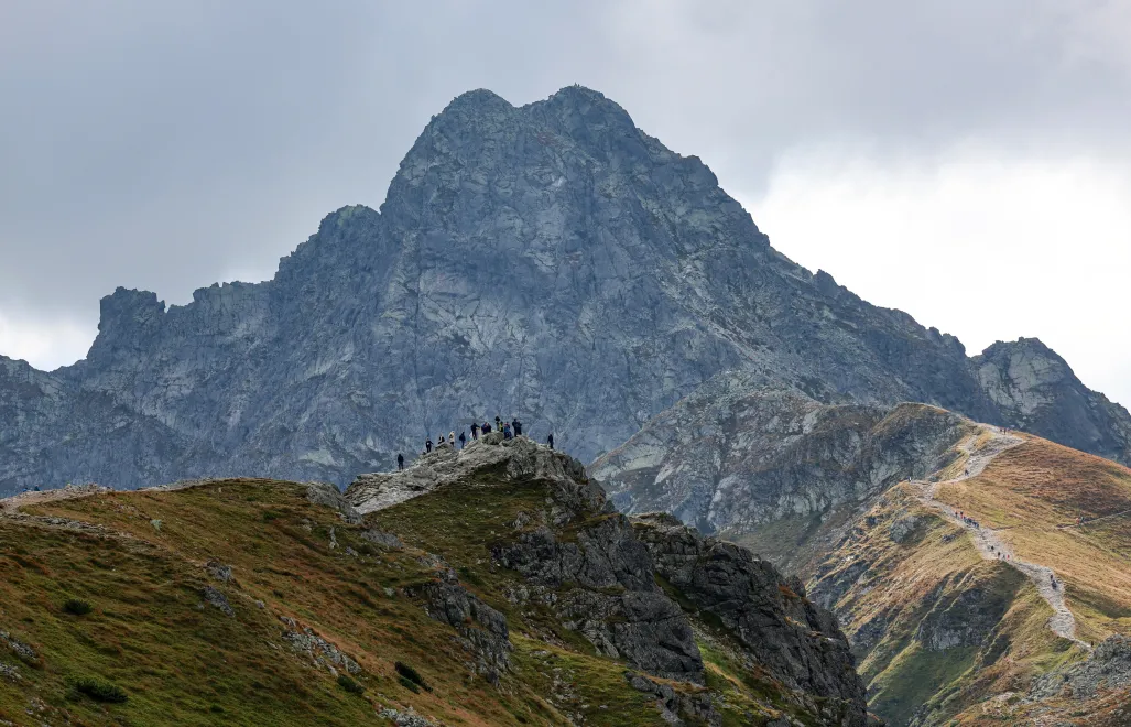 Turyści na szlaku w Tatrach - widok na Świnicę, zdjęcie ilustracyjne, fot. PAP/Grzegorz Momot
