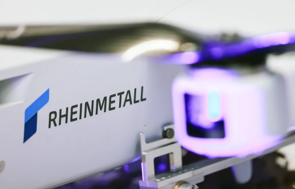 Логотип концерна Rheinmetall. Fot. PAP/EPA/HANNIBAL HANSCHKE (фотоиллюстрация)